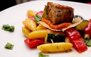 Tournedos auf mediterranen Schupfnudeln