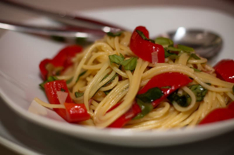 Schnelle Spaghetti mit Paprika und Basilikum - HighFoodality