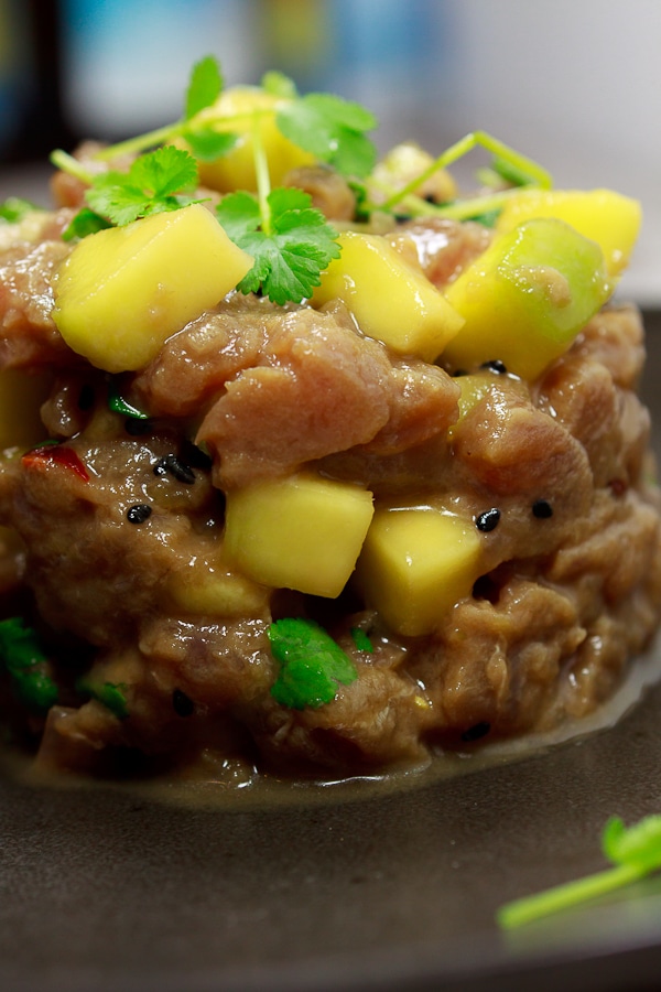 Mango-Papaya-Salat mit Tunfisch-Tatar und Koriander