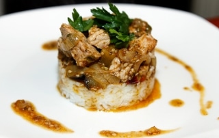 Schweinefleisch mit Tamarinden-Kapern-Sauce