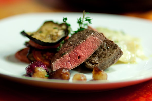 Rinderfilet mit Ratatouille-Türmchen, karamellisierten Perlzwiebeln und ...
