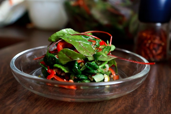 Tatsoi-Mangold-Salat mit Paprika, Datteln und Nüssen