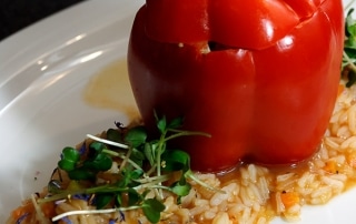 Gedämpfte gefüllte Paprika mit Provence-Reis