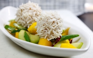 Hühnchen-Reisbällchen mit Gurken-Mangosalat