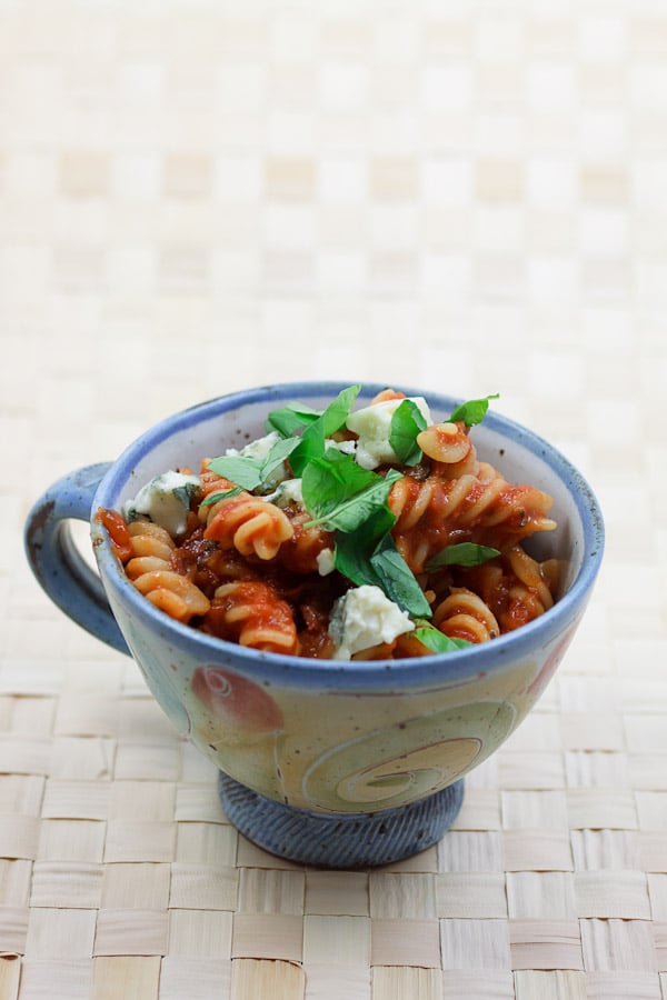 Fussili Pomodoro mit schwarzen Oliven, getrockneten Tomaten und Pancetta