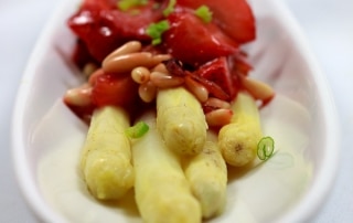 Spargel mit karamellisierten Erdbeeren