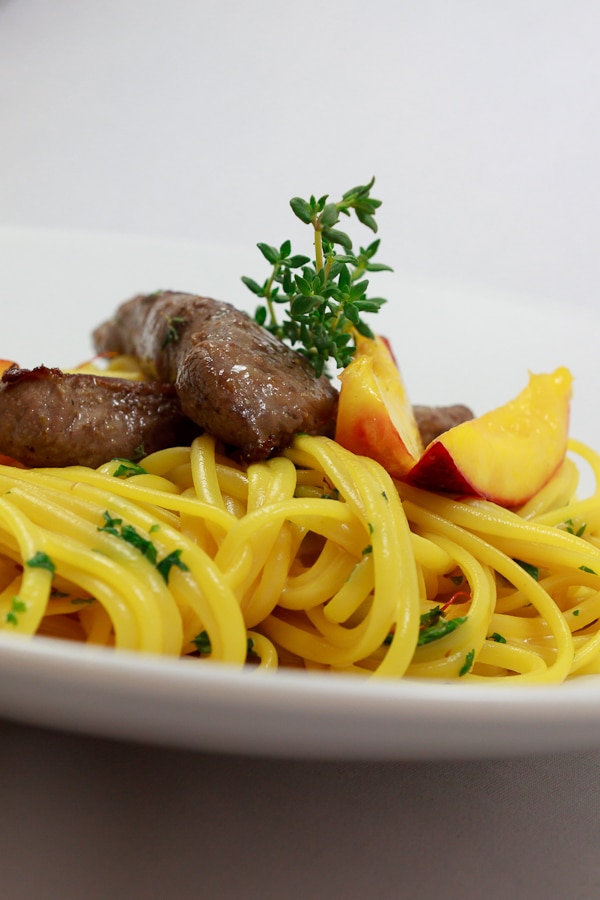 Linguine mit Safran-Mandel-Sauce und Lammfilets und karamellisierten Nektarinen