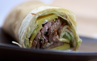 Wraps mit Schweinefilet und Mango