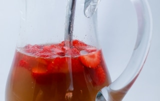 Gewürzwein mit Erdbeeren