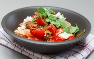 Pasta Marrakesch mit Zuckerschoten, Datteln und Kirschtomaten