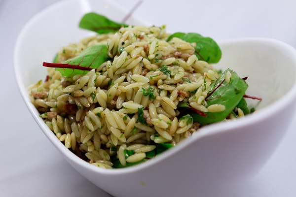 Risoni-Salat mit Bratwurst-Petersiliendressing