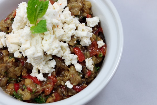 Auberginensalat mit bulgarischem Büffelkäse