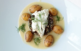 Gedämpfter Zander auf Champignon-Tatar mit Dill-Kartoffeln