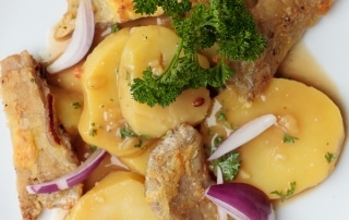 Kartoffelsalat mit gebackenen Austernpilzen