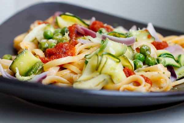 Linguine mit Zucchini, Zitrone und Ajvar