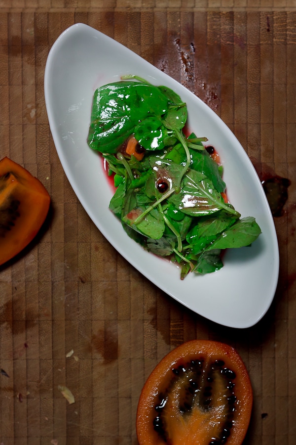 Brunnenkresse-Basilikum-Salat mit Tamarillo und tasmanischem Pfeffer