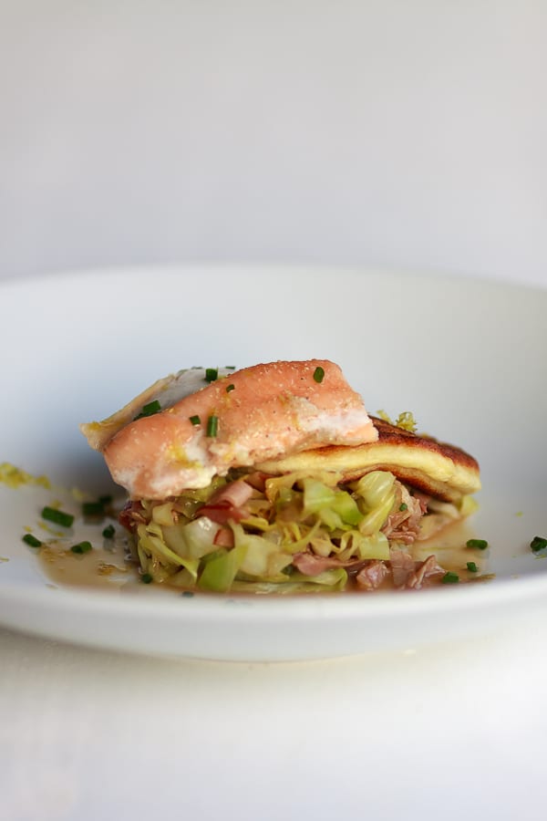 Gedämpfter Saibling auf Spitzkohlsalat mit Kartoffelblini