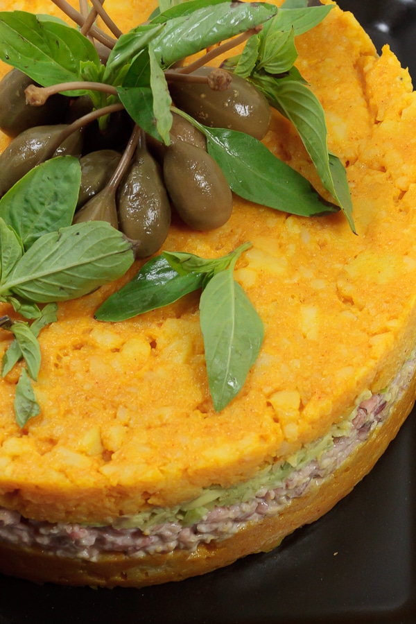 Causa Rellena mit Krabbenfleisch und Avocado