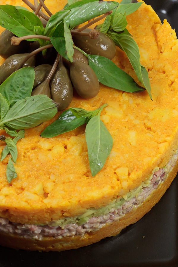 Causa Rellena mit Krabbenfleisch und Avocado