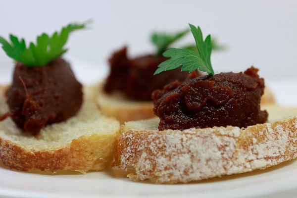 Karotten-Ingwer-Tapenade auf geröstetem Ciabatta