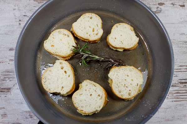 Lackierte Entenbrust auf gedämpftem Spinat mit Rosinen-Tellycherry-Pfeffer-Sauce und gefülltem Weißbrot 