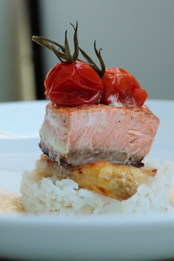 Gebratener Lachs mit karamellisiertem Spargel, confierten Tomaten und ...