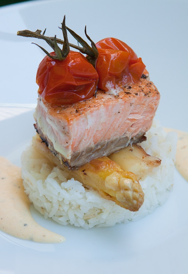 Gebratener Lachs mit karamellisiertem Spargel, confierten Tomaten und ...