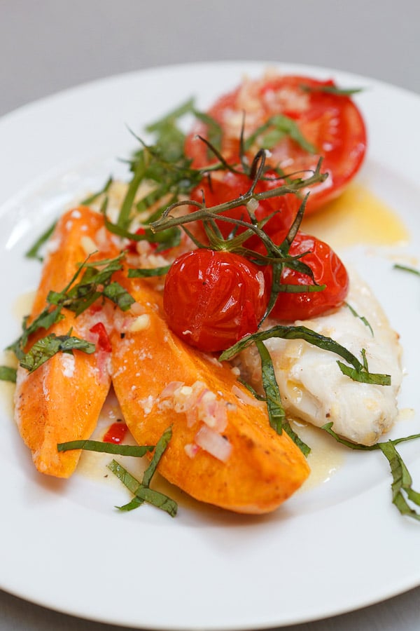 Zanderfilets mit Süßkartoffeln, Schmortomaten und Zitronen-Piment-Butter