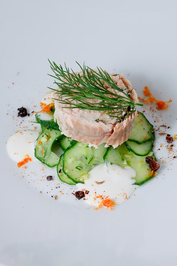 Saiblings-Rouladen auf Gurken-Ingwer-Salat