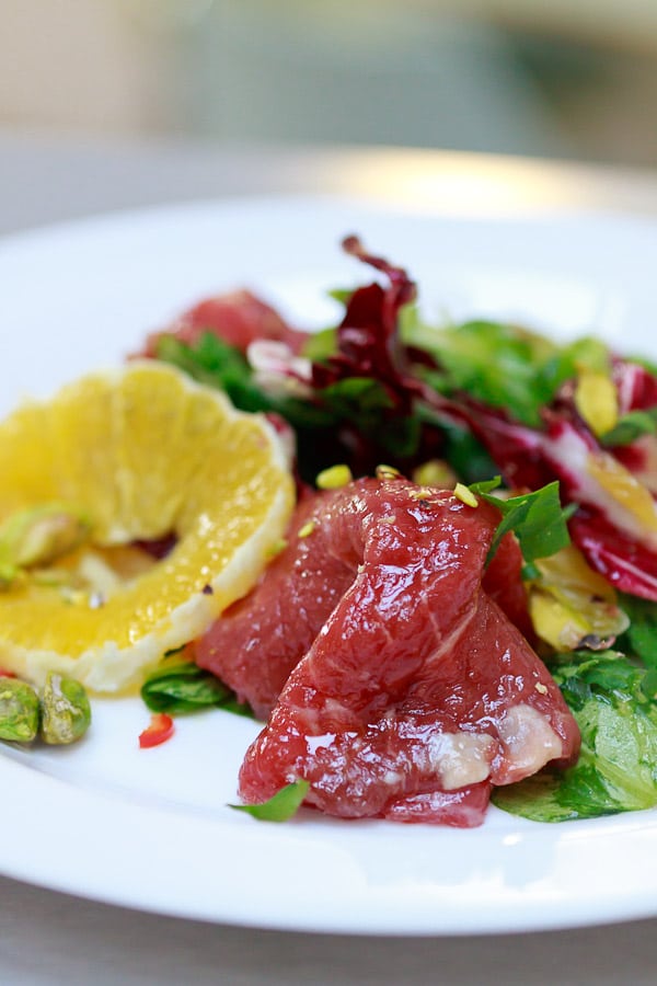 Carpaccio vom Rind mit Orangen, Pistazien und Radiccio-Feldsalat