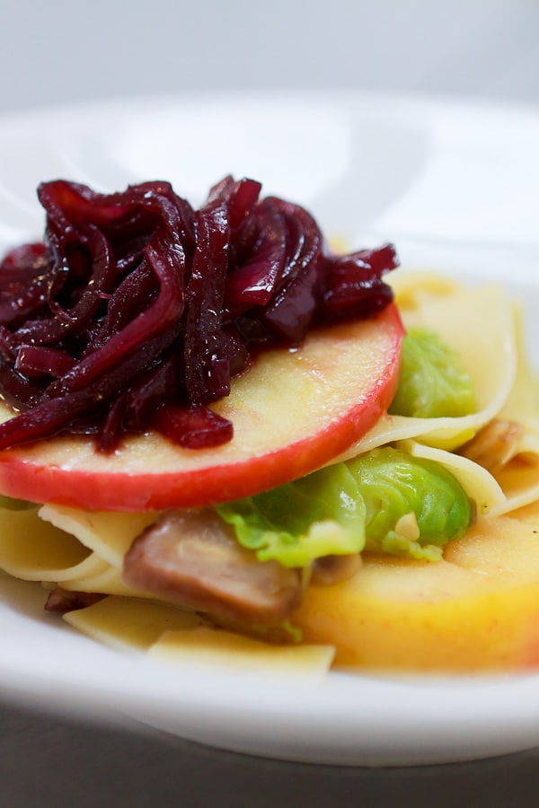 Tagliatelle mit Rosenkohl-Maronen-Sugo, Apfel und Zwiebel-Confit