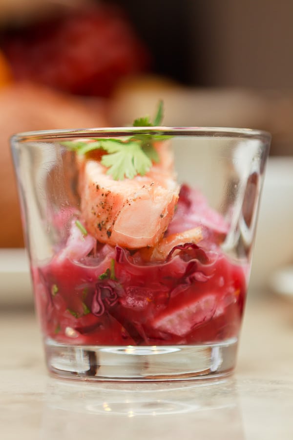 Rotkohl-Pomelo-Salat mit Sashimi vom Lachs