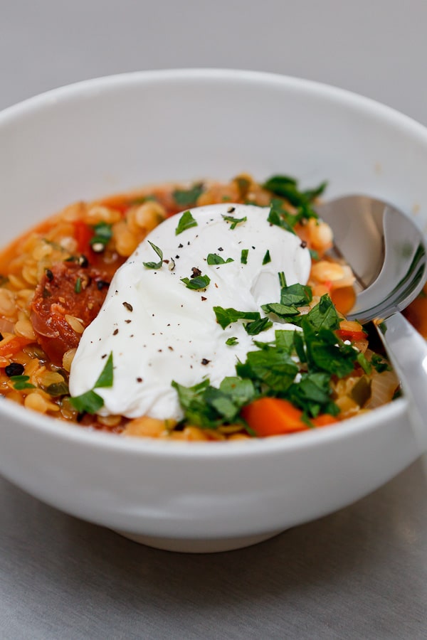 Suppe von gelben Linsen, Paprika, Chorizo und pochiertem Ei