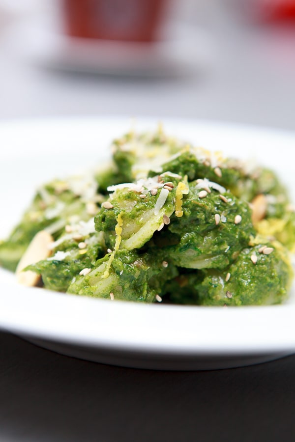 Orecchiette mit Spinat-Bärlauch-Pesto und Erdnüssen