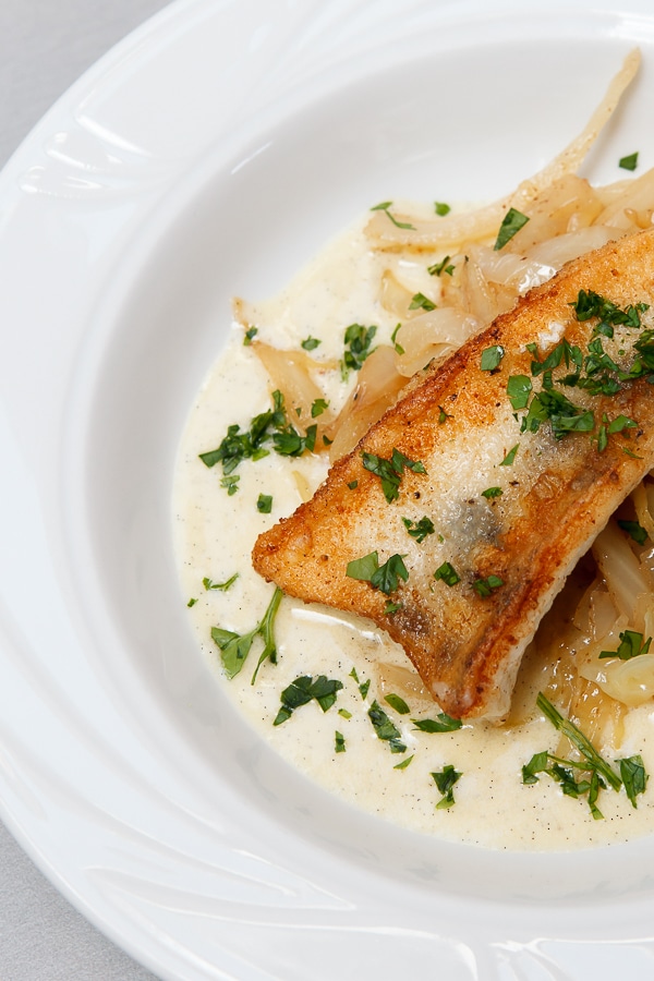 Gebratener Zander, Nussbutter-Spitzkohl und Beurre Blanc mit Vanille