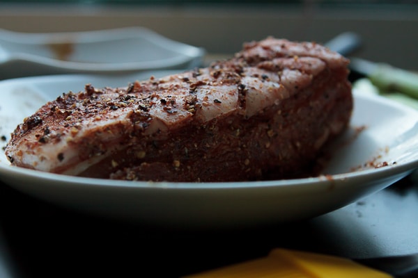 Glasierter Schweinebauch vom Grill mit grünem Spargel