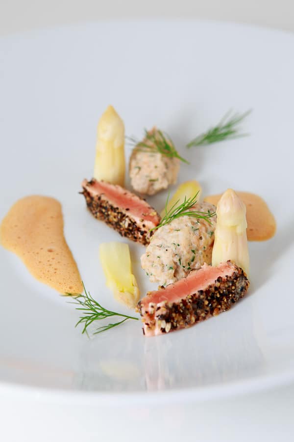 In Vier Gängen: Quenelle vom Lachs, Lachs-Sashimi, Krustentier-Tomatenschaum und geschmorter Spargel