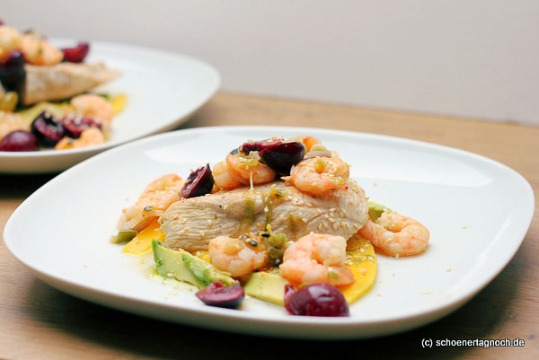 Putensteaks mit Shrimps auf Mango-Avocado-Salat [Gastartikel]