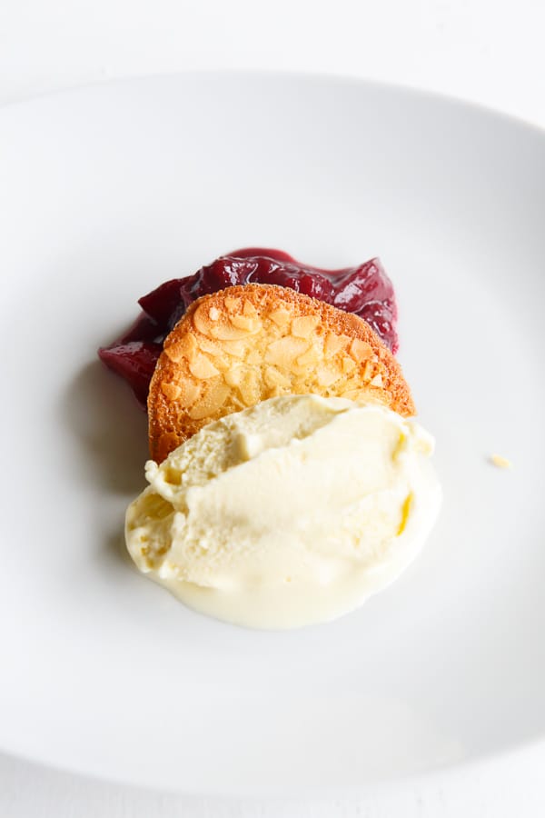 Fior di Latte in der Mandelhippe mit Portwein-Pflaumen-Ragout