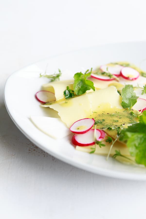 Rettich-Radieschen-Salat mit Emmentaler und einer Weizenbier-Vinaigrette