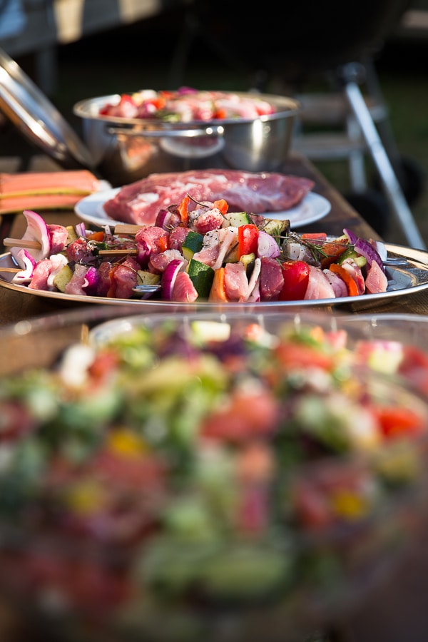 Mediterrane Fleischspieße vom Grill mit Salsa Verde