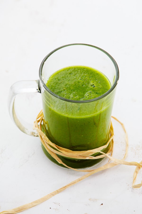 Grüner Smoothie mit Feldsalat, Birne, Datteln und Ingwer