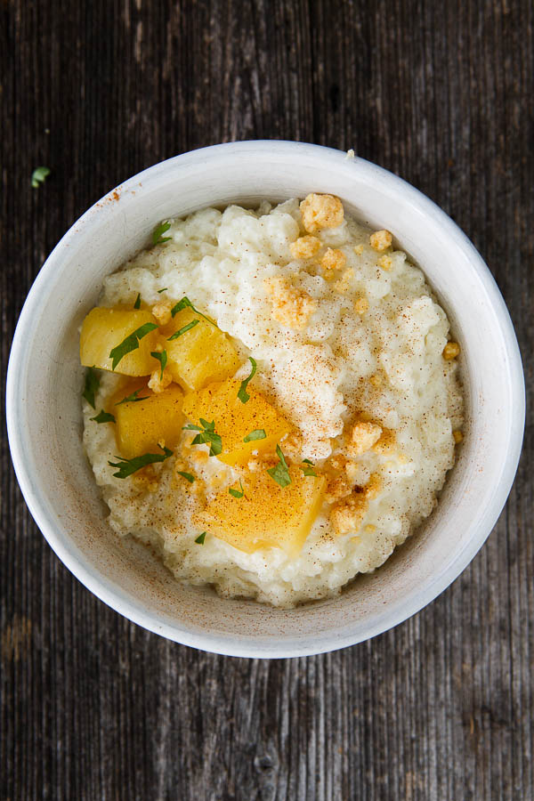 Reisbrei mit Ananas-Kompott, Minze und Milch-Crumble