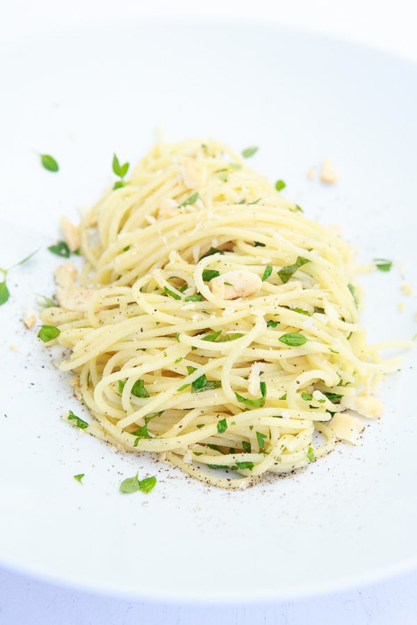 Spaghetti al Limone mit Ziegenkäse und Basilikum