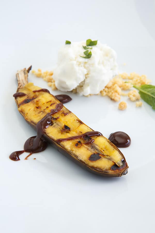 Grillbanane mit Minze, Sauerrahmeis und Schokoladensauce