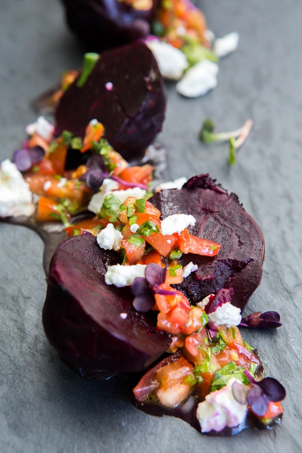 Gegrillte rote Beete mit Schafskäse und Tomaten-Koriander-Vinaigrette