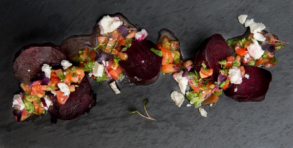 Gegrillte rote Beete mit Schafskäse und Tomaten-Koriander-Vinaigrette