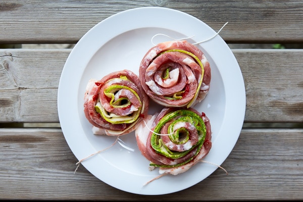 Pancetta-Zucchini-Röllchen vom Grill mit Kartoffelgratin und Pflaumen-Chutney