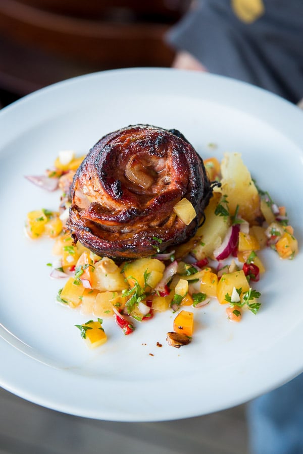 Pancetta-Zucchini-Röllchen vom Grill mit Kartoffelgratin und Pflaumen ...