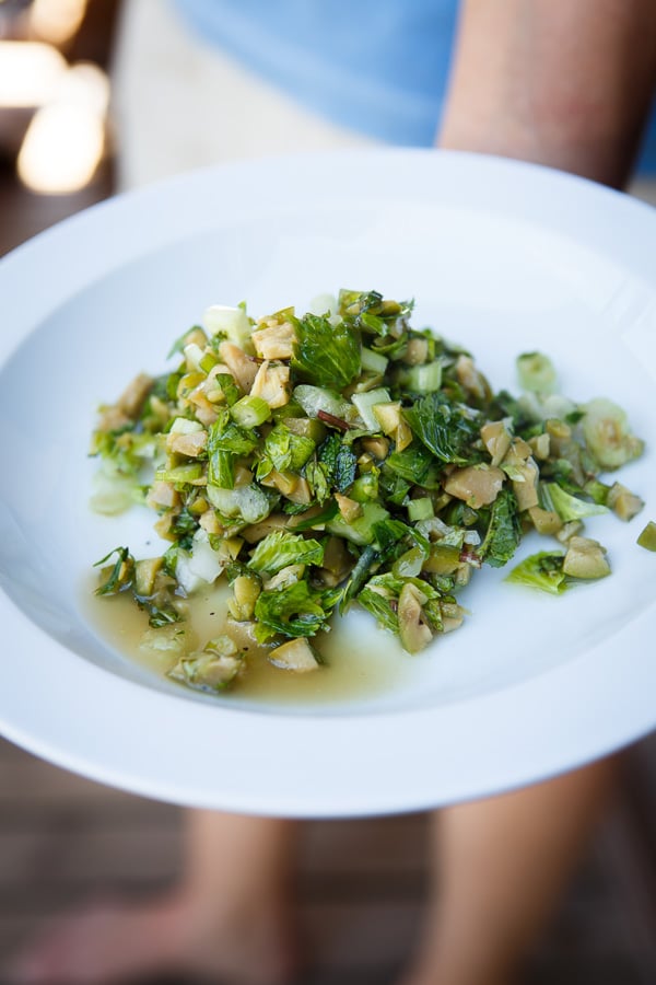 „Insalata di olive verdi schiacciate“ mit Oliven, Minze und Staudensellerie